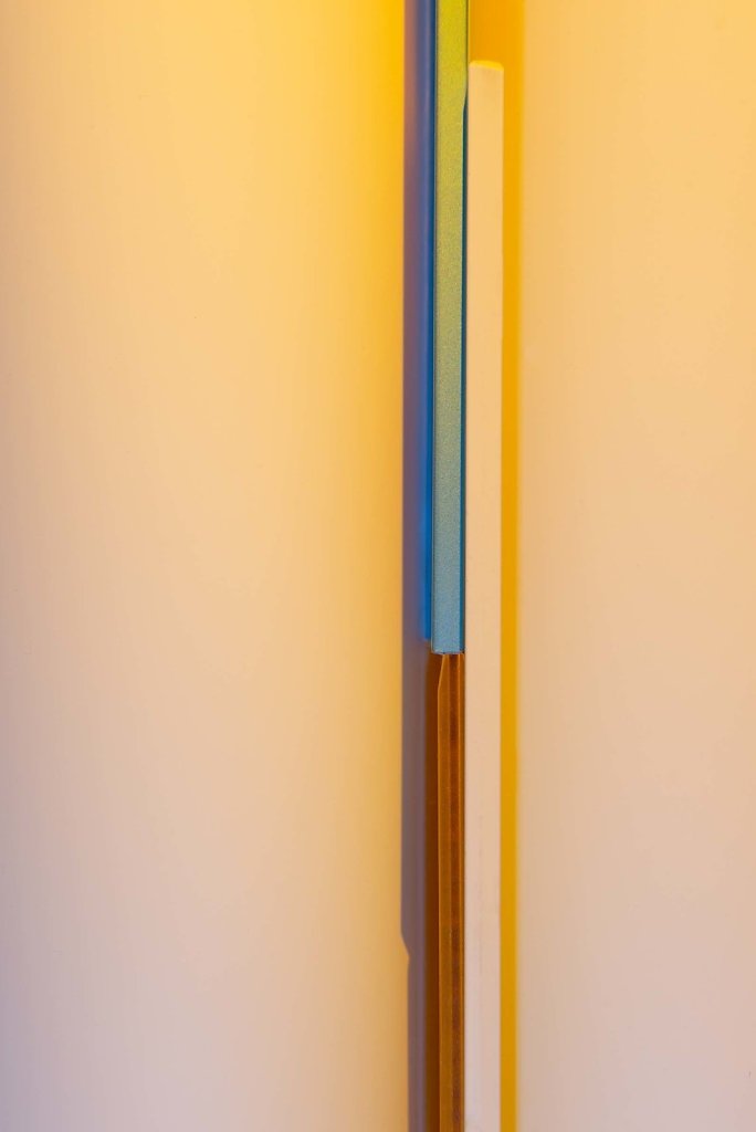 587-trois-ensemble-posees-sur-la-tranche-entre-deux-cylindres-degrade-et-double-ombre-croisee-2402.jpg